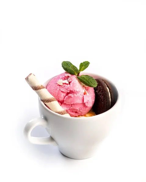 在一个孤立的白色背景上 用薄荷和糖果装饰在杯子里的冰淇淋 — 图库照片