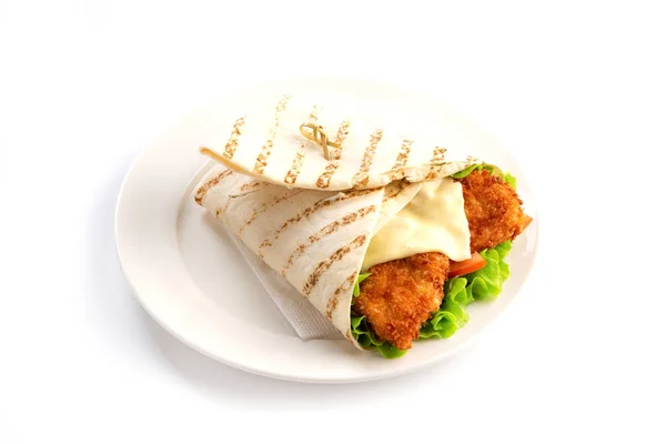 Nuggets Yeşiller ve peynirli pide izole bir beyaz zemin üzerine sarılmış