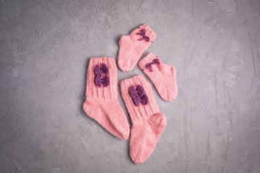 gri çimento arka planda örme pembe çorap