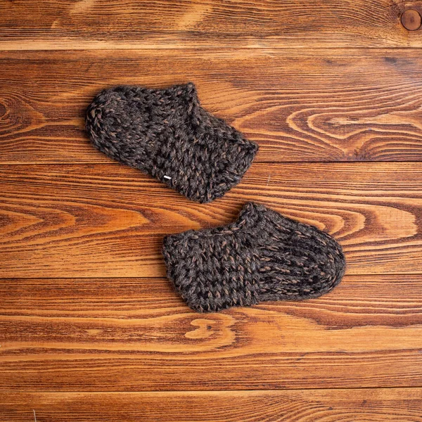 Gestrickte Schwarze Socken Auf Einem Hölzernen Hintergrund — Stockfoto