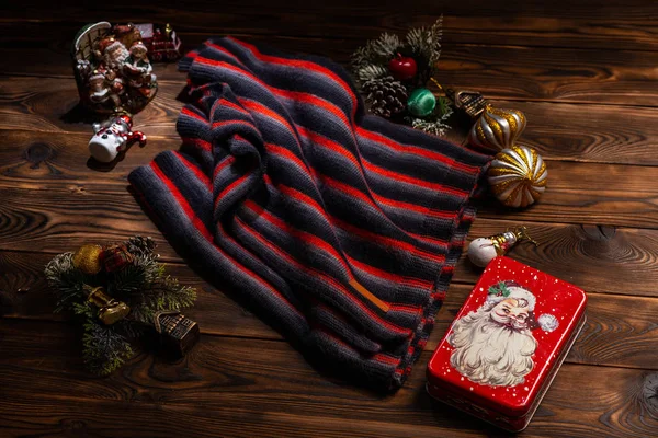 Связанный Шарф Черно Красными Полосками Рождественские Украшения Металлическая Коробка Изображением — стоковое фото