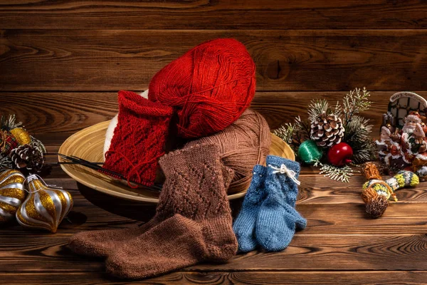 Farbige Fadenbälle Bunte Stricksocken Und Christbaumschmuck Auf Holzgrund — Stockfoto