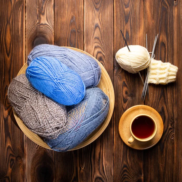 Bälle Aus Grauen Und Blauen Fäden Einem Holzteller Eine Tasse — Stockfoto