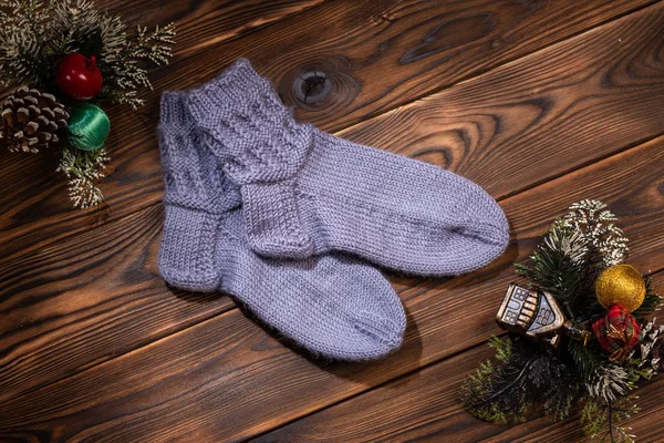 Graue Gestrickte Socken Weihnachtsdekoration Und Eine Metallschachtel Mit Dem Bild — Stockfoto
