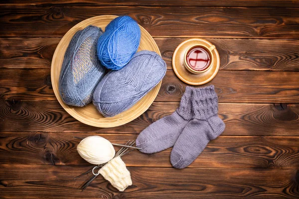 Graue Gestrickte Socken Gestrickte Garne Und Eine Tasse Tee Auf — Stockfoto