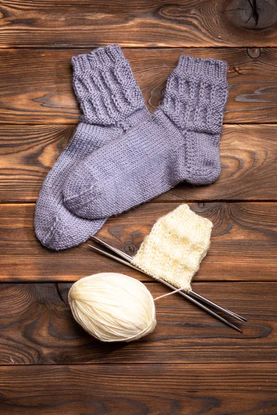 Graue Stricksocken Und Ein Knäuel Aus Weißem Faden Mit Stricknadeln — Stockfoto