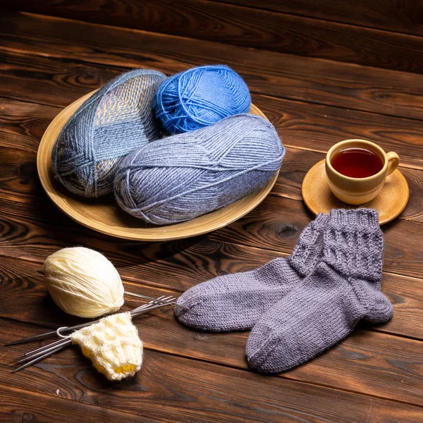 Graue Gestrickte Socken Gestrickte Garne Und Eine Tasse Tee Auf — Stockfoto