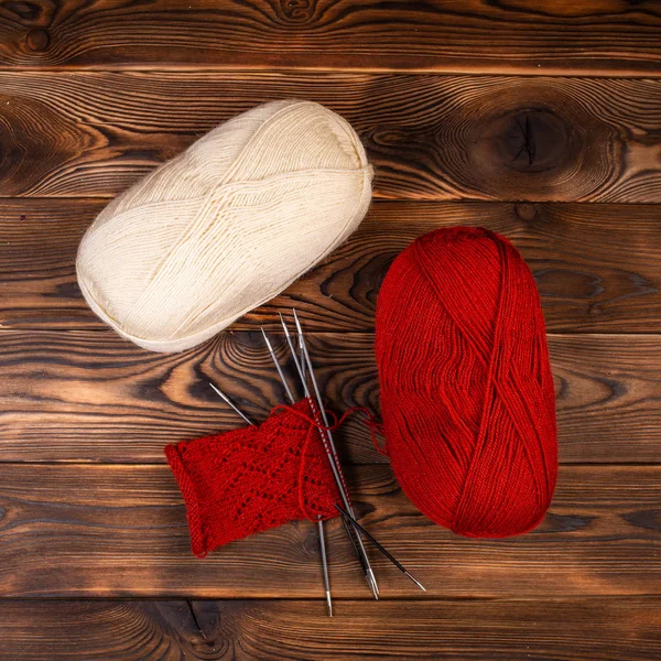 Farbige Fadenbälle Und Stricknadeln Mit Strickmuster Auf Holzgrund — Stockfoto