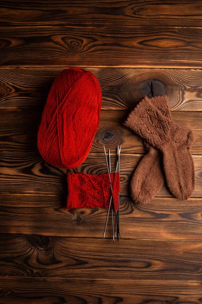 Ein Knäuel Roter Fäden Stricknadeln Und Braune Gestrickte Socken Auf — Stockfoto