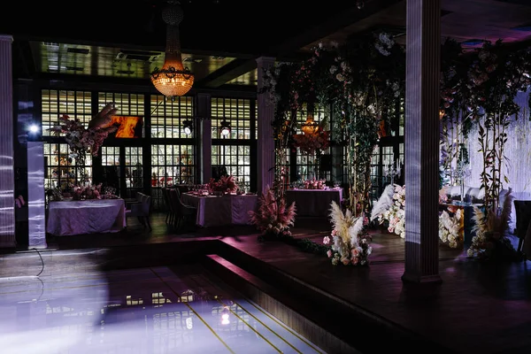 Salão Casamento Decorado Com Flores Lustre Chique Pendurado Teto — Fotografia de Stock