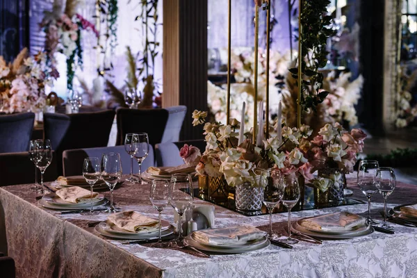 Hochzeitssaal Mit Blumen Geschmückt — Stockfoto