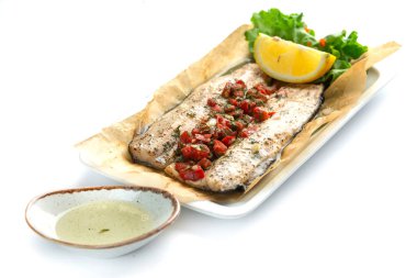 biber ile pişmiş balık fileto; izole beyaz arka planda limon ve sos