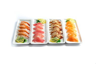 izole beyaz arka planda dikdörtgen plakalar üzerinde çeşitli Japon gıda yemekleri