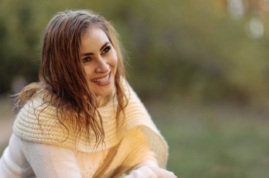 sonbahar orman yakın çekim arka plan karşı açık giysiler içinde kızıl saçlı kız