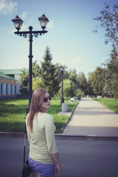 Hermosa Chica Con Pelo Que Fluye Pantalones Cortos Gafas Fondo — Foto de Stock