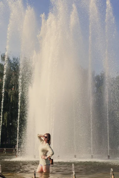Beautiful Girl Flowing Hair Short Shorts Sunglasses Standing Fountain — Stock Photo, Image
