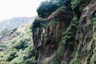 bulutlu bir gökyüzüne karşı yaz dağları. Dağıstan'ın Gunibsky ilçesi