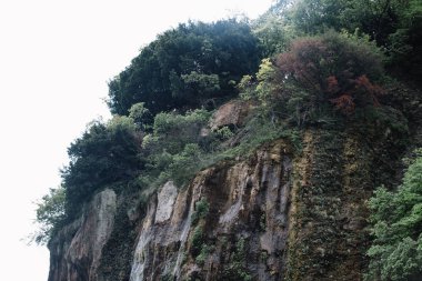 bulutlu bir gökyüzüne karşı yaz dağları. Dağıstan'ın Gunibsky ilçesi