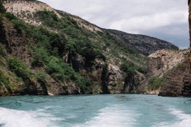 Sulak Nehri dağlarla çevrilidir. Sulak Kanyonu, Dağıstan