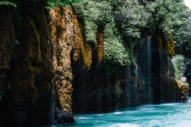 Yosunla kaplı bir dağdan akan şelale. Sulak Kanyonu, Dağıstan