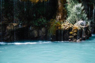 Yosunla kaplı bir dağdan akan şelale. Sulak Kanyonu, Dağıstan