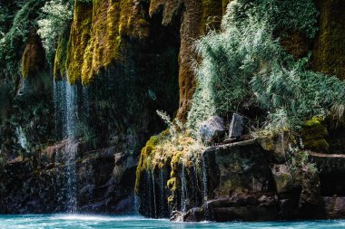 Yosunla kaplı bir dağdan akan şelale. Sulak Kanyonu, Dağıstan