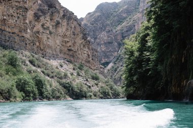 Sulak Nehri dağlarla çevrilidir. Sulak Kanyonu, Dağıstan