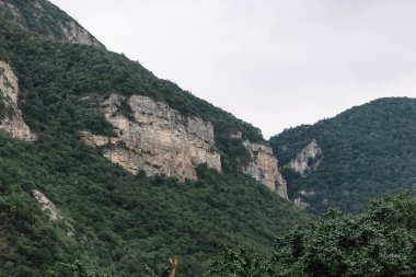 bulutlu bir gökyüzüne karşı yaz dağları. Dağıstan'ın Gunibsky ilçesi