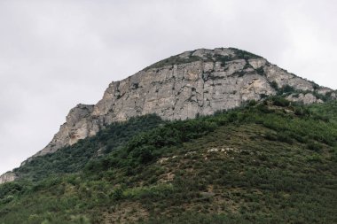 bulutlu bir gökyüzüne karşı yaz dağları. Dağıstan'ın Gunibsky ilçesi