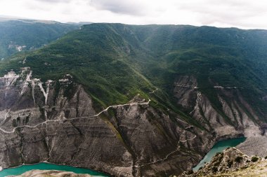 Deniz seviyesinden 900 metre yükseklikten Dubki köyünden Sulak manzarası. Sulak Kanyonu, Dağıstan