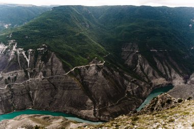 Deniz seviyesinden 900 metre yükseklikten Dubki köyünden Sulak manzarası. Sulak Kanyonu, Dağıstan