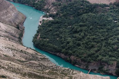 Deniz seviyesinden 900 metre yükseklikten Dubki köyünden Sulak manzarası. Sulak Kanyonu, Dağıstan