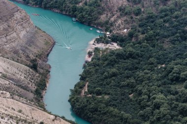 Deniz seviyesinden 900 metre yükseklikten Dubki köyünden Sulak manzarası. Sulak Kanyonu, Dağıstan