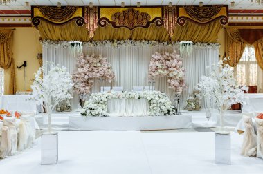 kış peri masalı parlak renklerde dekore edilmiş bir düğün kutlaması için salon