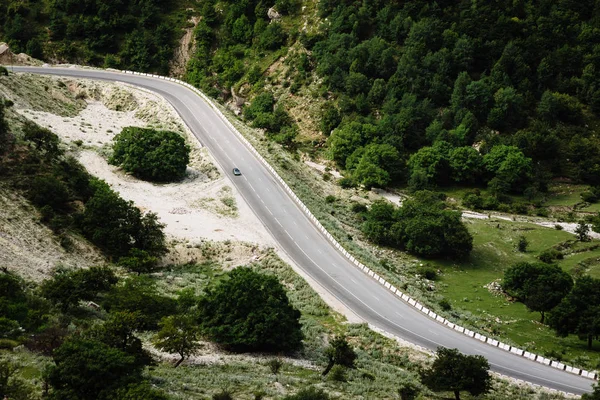 Araba yazın dağlarda bir yola çıkıyor. Sulak Kanyonu, Dağıstan