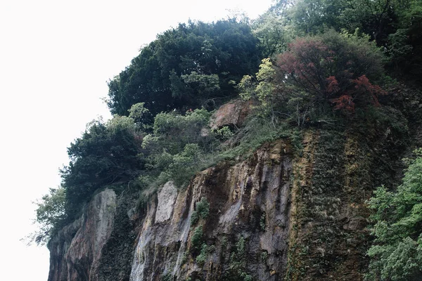 bulutlu bir gökyüzüne karşı yaz dağları. Dağıstan'ın Gunibsky ilçesi