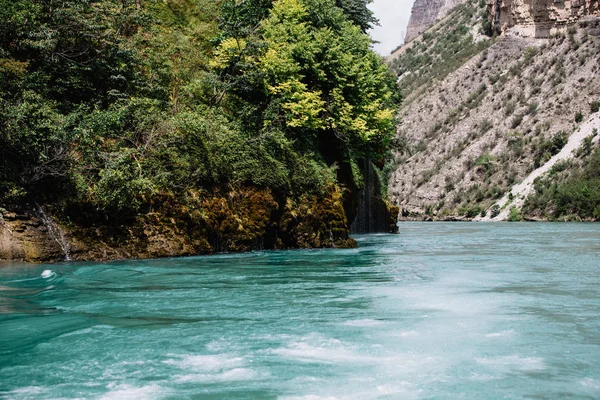 Sulak Nehri dağlarla çevrilidir. Sulak Kanyonu, Dağıstan