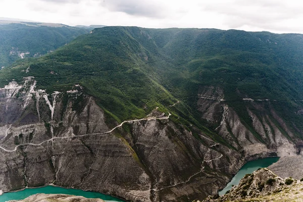 Deniz seviyesinden 900 metre yükseklikten Dubki köyünden Sulak manzarası. Sulak Kanyonu, Dağıstan