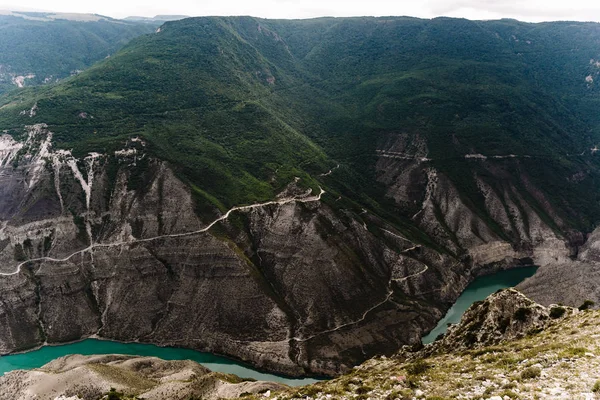 Deniz seviyesinden 900 metre yükseklikten Dubki köyünden Sulak manzarası. Sulak Kanyonu, Dağıstan