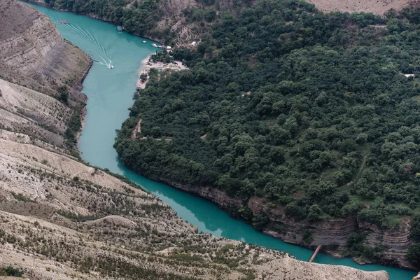 Deniz seviyesinden 900 metre yükseklikten Dubki köyünden Sulak manzarası. Sulak Kanyonu, Dağıstan