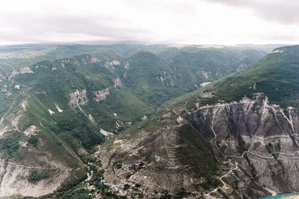 Deniz seviyesinden 900 metre yükseklikten Dubki köyünden Sulak manzarası. Sulak Kanyonu, Dağıstan