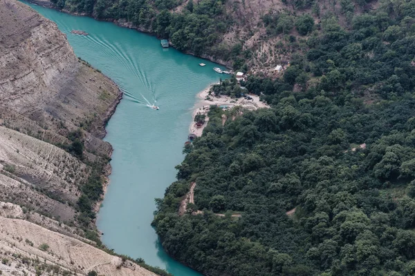 Deniz seviyesinden 900 metre yükseklikten Dubki köyünden Sulak manzarası. Sulak Kanyonu, Dağıstan