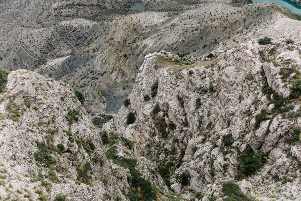 bulutlu bir gökyüzüne karşı yaz dağları. Dağıstan'ın Gunibsky ilçesi