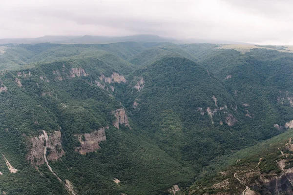 Deniz seviyesinden 900 metre yükseklikten Dubki köyünden Sulak manzarası. Sulak Kanyonu, Dağıstan
