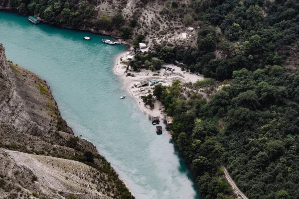 Deniz seviyesinden 900 metre yükseklikten Dubki köyünden Sulak manzarası. Sulak Kanyonu, Dağıstan