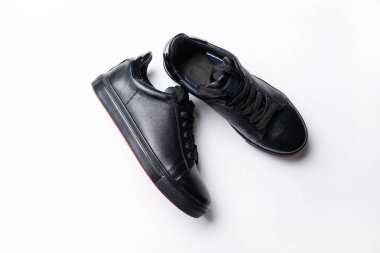 beyaz arka plan üzerinde siyah trendy spor ayakkabı bir çift