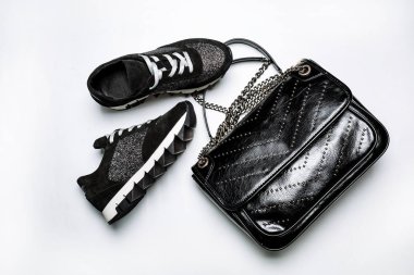 gümüş çorap ve beyaz payetler ile siyah süet spor ayakkabı