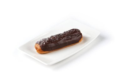 izole beyaz bir arka plan üzerinde beyaz bir tabak üzerinde çikolata ile éclair