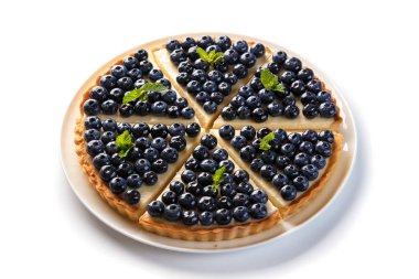 izole beyaz arka plan üzerinde yaban mersini pasta