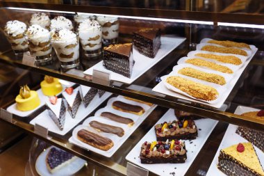 restoranda bir hamur işleri ile cam vitrin